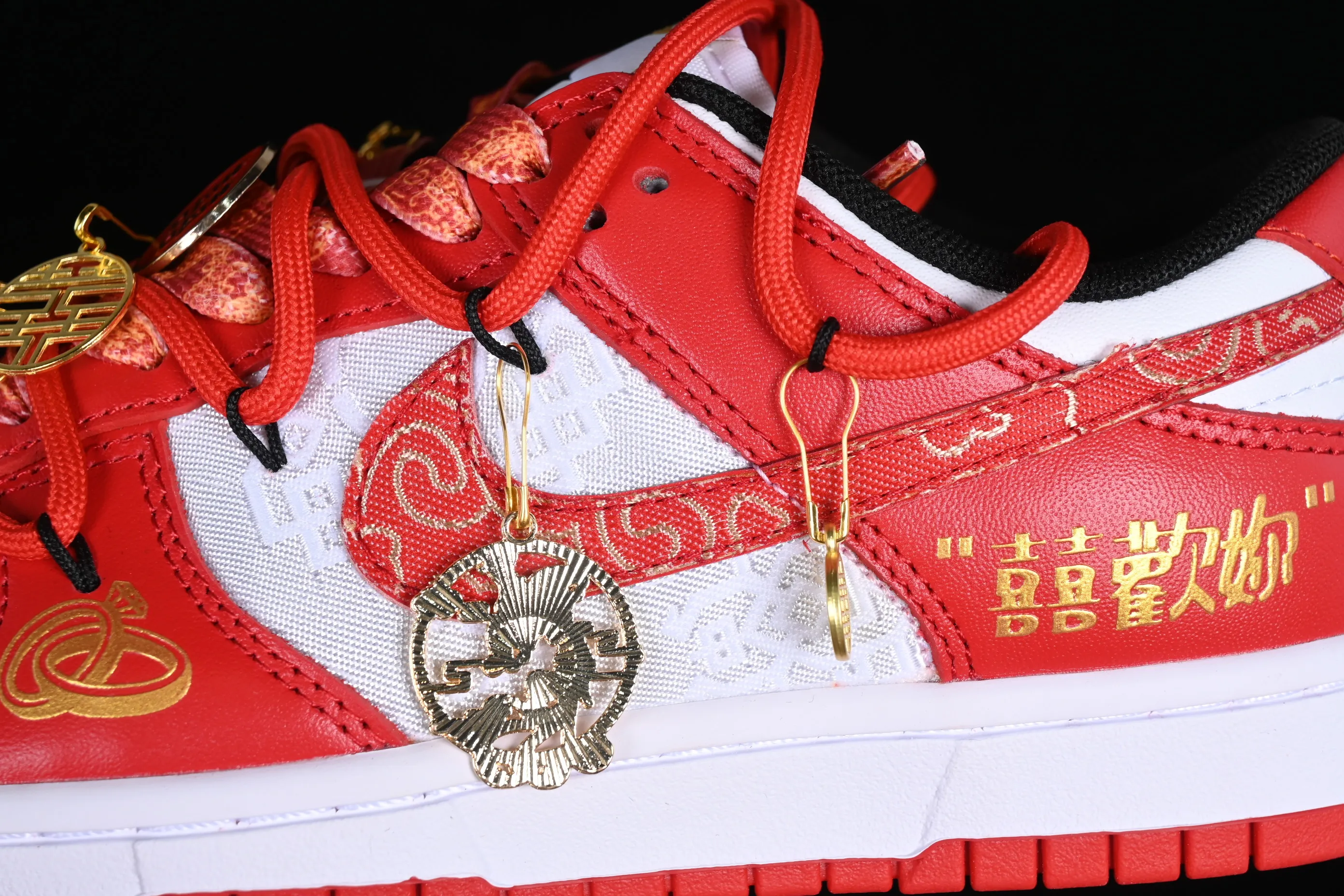 All Categories Nk SB Dunk Series Nk SB Dunk Low Low-top Sneakers Nk Dunk Low 囍爱你 Red Embroidery Dragon and Phoenix Present Happy Decoration SB Strap Low-top Casual Wedding Shoes FD9762-061